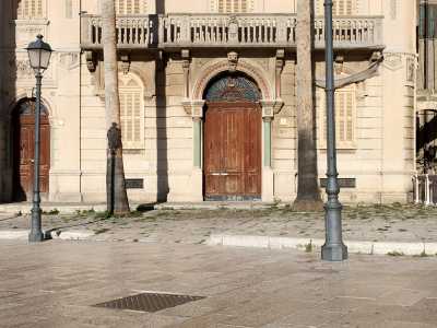 Completa la composizione della palazzina un ulteriore corpo di fabbrica verticale sulla sinistra, con un ingresso secondario
